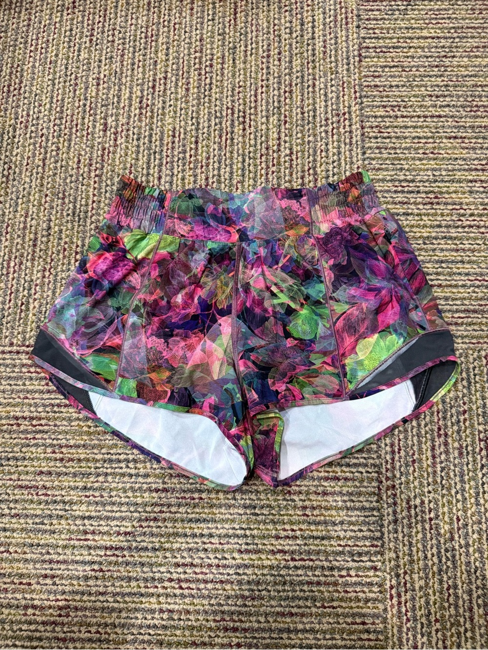Lululemon Kaleidoscope High Rise Lined Hotty Hot Shorts Size 6, 2.5” Inseam